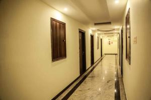 a corridor of a hallway with doors and a hallwayngth at Laxmi Stay Hotel in New Delhi