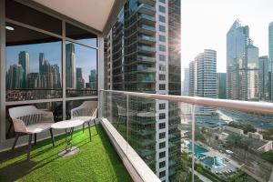 uma varanda com 2 cadeiras e vista para a cidade em Magnificent Mesmerizing 2BR Burj Khalifa View em Dubai