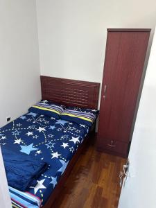 een slaapkamer met een bed en een houten deur bij Decent Holiday Homes & Hostels near Burjuman Metro Station in Dubai