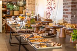 un buffet avec de nombreux types de nourriture différents dans l'établissement Agriturismo Panieracci, à Villamagna