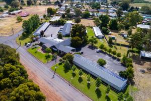 uma vista aérea de um edifício numa cidade em Manjimup Kingsley Motel em Manjimup