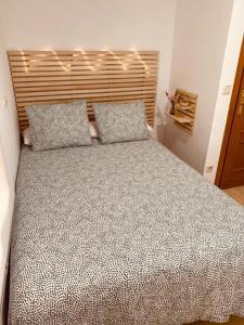 Cama o camas de una habitación en APARTAMENTO 3p MENDIVIL MADRID CENTRO