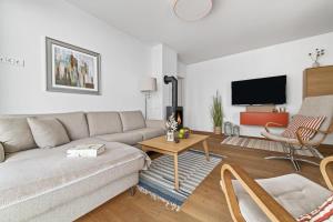 uma sala de estar com um sofá e uma mesa em Ocean Heart- 1OG, Balkon, Kamin em Olpenitz