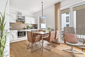 uma cozinha e sala de jantar com mesa e cadeiras em Ocean Heart- 1OG, Balkon, Kamin em Olpenitz