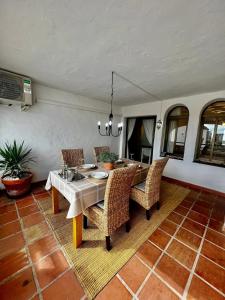 uma sala de jantar com mesa e cadeiras em Apartamento En Pueblo Evita Con Piscina Y Terraza em Benalmadena Costa