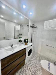 a bathroom with a sink and a washing machine at Apartamento En Pueblo Evita Con Piscina Y Terraza in Benalmadena Costa