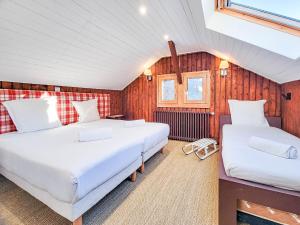 Posteľ alebo postele v izbe v ubytovaní Primerose - Historic Chalet - Garden - Central - 5 bedrooms - Mont-Blanc Views