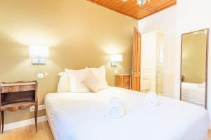 Posteľ alebo postele v izbe v ubytovaní Primerose - Historic Chalet - Garden - Central - 5 bedrooms - Mont-Blanc Views