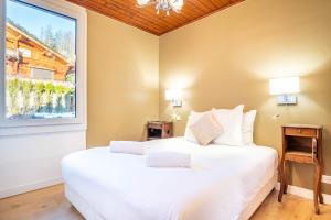 Posteľ alebo postele v izbe v ubytovaní Primerose - Historic Chalet - Garden - Central - 5 bedrooms - Mont-Blanc Views