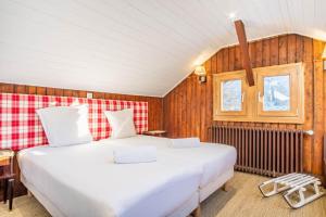 Posteľ alebo postele v izbe v ubytovaní Primerose - Historic Chalet - Garden - Central - 5 bedrooms - Mont-Blanc Views
