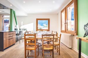 Posedenie v ubytovaní Primerose - Historic Chalet - Garden - Central - 5 bedrooms - Mont-Blanc Views