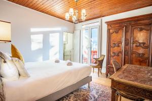 Posteľ alebo postele v izbe v ubytovaní Primerose - Historic Chalet - Garden - Central - 5 bedrooms - Mont-Blanc Views