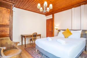 Posteľ alebo postele v izbe v ubytovaní Primerose - Historic Chalet - Garden - Central - 5 bedrooms - Mont-Blanc Views