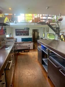 duża kuchnia z salonem z kanapą w obiekcie Péniche Suresnes w mieście Suresnes