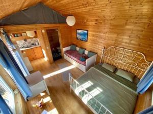 an overhead view of a bedroom in a log cabin at Da Silva Surfcamp - Tiny House Jorgina in Lourinhã
