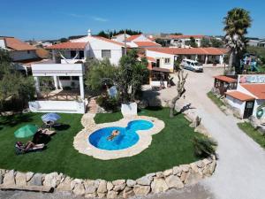 - une vue aérienne sur un complexe avec une piscine dans l'établissement Da Silva Surfcamp - Tiny House Jorgina, à Lourinhã