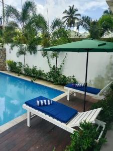 Piscina de la sau aproape de ORA Luxury Villas Hikkaduwa