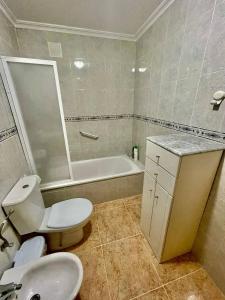 トレビエハにあるApartment Caballero de Rodas, 130のトイレ、浴槽、洗面台を備えたバスルーム