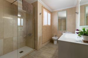 Et badeværelse på Atico Puente Romano PARKING GRATUITO + 30 billeder