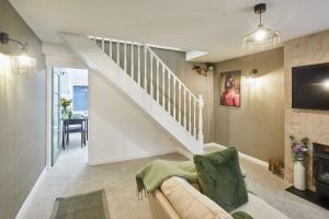 ein Wohnzimmer mit einem Sofa und einer Treppe in der Unterkunft Host & Stay - Bentley Wynd in Yarm