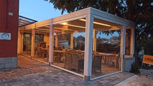 een paviljoen met tafels en stoelen in een gebouw bij b & b ultimo miglio in Treviso