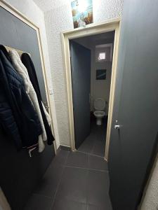 bagno con servizi igienici e corridoio con porta di Appartement de 2 chambres avec wifi a Luzenac a 8 km des pistes a Luzenac