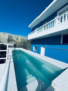 una piscina di fronte a una casa di Avenida 52 A a Los Llanos de Aridane