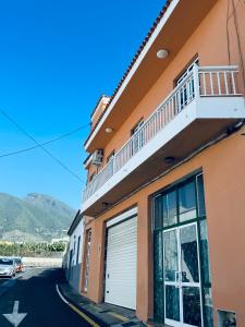 Apartment mit einer Garage und einem Balkon in der Unterkunft Avenida 52 A in Los Llanos de Aridane