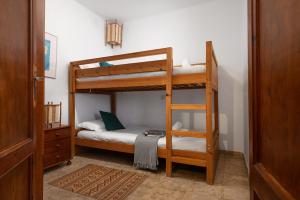 Un dormitorio con dos literas y una escalera. en Sunset apartment Es Celler, en Alcudia
