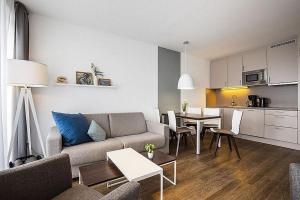una sala de estar con un sofá y una mesa en Ferienwohnung 1-24 im Deichhaus 1, en Wohlendorf