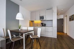Una cocina y un comedor con mesa y sillas. en Ferienwohnung 1-24 im Deichhaus 1, en Wohlendorf