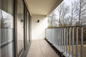un balcón vacío de una casa con una valla en Ferienwohnung 1-24 im Deichhaus 1, en Wohlendorf