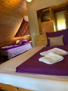 Postel nebo postele na pokoji v ubytování Sashalom Hotel