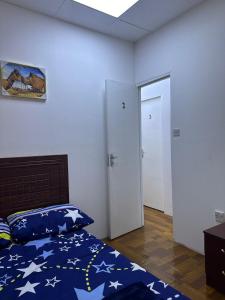 Un dormitorio con una cama con estrellas. en Decent Holiday Homes & Hostels near Burjuman Metro Station, en Dubái