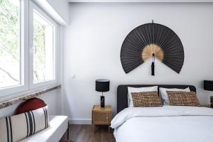 sypialnia z dużym, czarnym wentylatorem nad łóżkiem w obiekcie Akicity Campolide Amber w Lizbonie