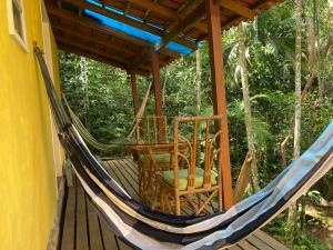 uma rede num alpendre de uma casa em Shanti Yoga Forest House em Florianópolis