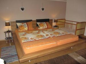 uma grande cama de madeira num quarto com 2 candeeiros em Gästehaus Meier Ferienwohnung und Camping em Eschlkam