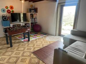 拉科魯尼亞的住宿－Grupo Gontad A Vixia do Roncudo，客厅配有桌子、电视和沙发。