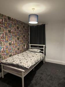 - une chambre avec un lit dans une pièce avec un mur dans l'établissement Victor's House, à Huddersfield