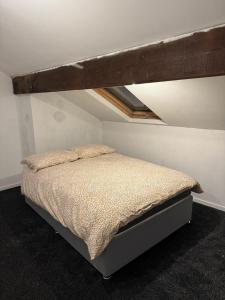 een slaapkamer met een bed in een kamer met: bij Victor's House in Huddersfield