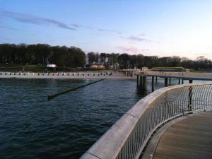 un puente sobre un cuerpo de agua con un muelle en Beim Windmüller App 1,7-10, en Ostseebad Koserow