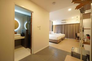 美索Alto Hotel M的一间带床和浴室的酒店房间 更多28张照片