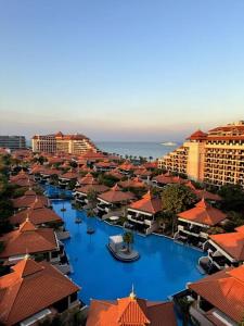 Luxury Apartment Mina Azizi Palm Jumeirah-Private Beach في دبي: اطلالة جوية على منتجع مع مسبح كبير