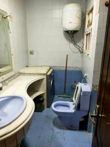y baño con aseo y lavamanos. en Private Room with private bathroom in a cozy Apt. And shared area en El Cairo