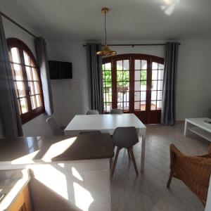 a living room with a white table and chairs at Apartamento en Son Bou cerca de la playa in Son Bou