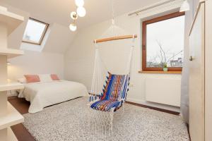 een slaapkamer met een hangmat in een kamer met een bed bij Spacious Two-Story 4-Bedroom House with Parking and Garden in Warsaw by Renters in Warschau