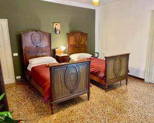 duas camas num quarto com duas camas sidx sidx sidx em Lions Venice Guest house em Veneza