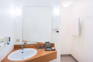 La salle de bains est pourvue d'un lavabo et d'un miroir. dans l'établissement Hotel Bochum Wattenscheid affiliated by Meliá, à Bochum