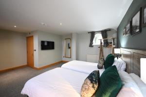 Crewe & Harpur, Derby by Marston's Inns في ديربي: غرفة نوم بسريرين وتلفزيون بشاشة مسطحة