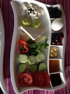 une boîte bento avec des légumes, du fromage et d’autres denrées alimentaires dans l'établissement Bircan Hotel, à Bodrum City